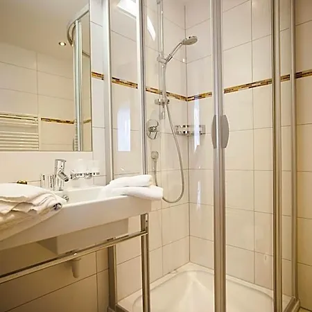 מלון Schoenauer Hof 3*